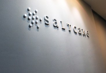 벽면에 설치된 saltcake 입체 로고 사인
