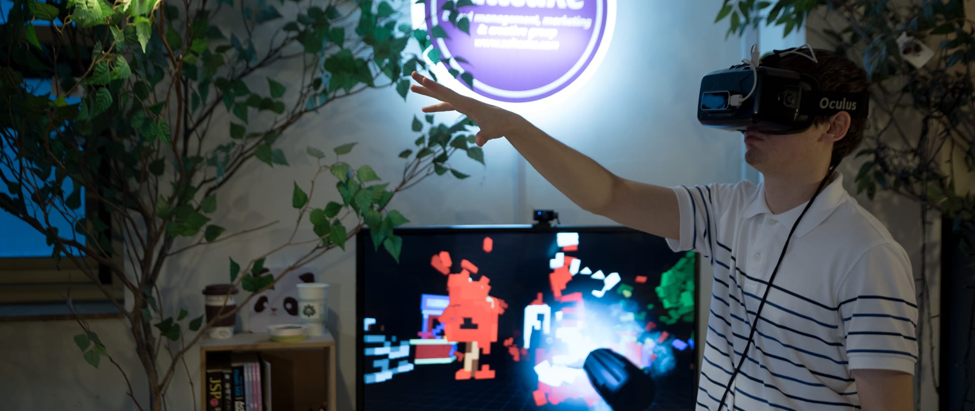 Opus VR 블록 게임 — VR 헤드셋을 쓰고 손을 뻗은 체험자