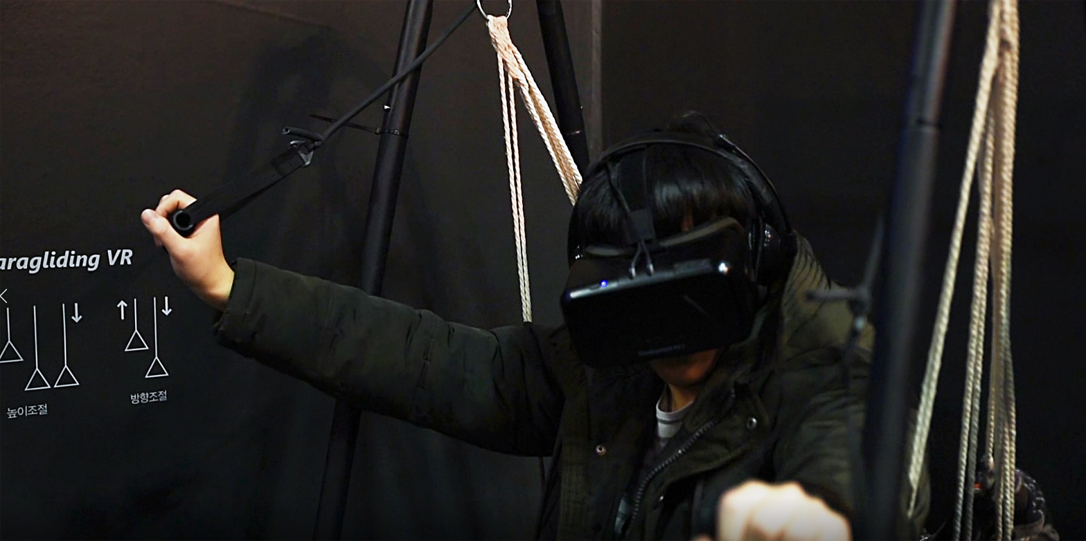 패러글라이딩 VR 시뮬레이터 — VR 장치를 체험하는 사람