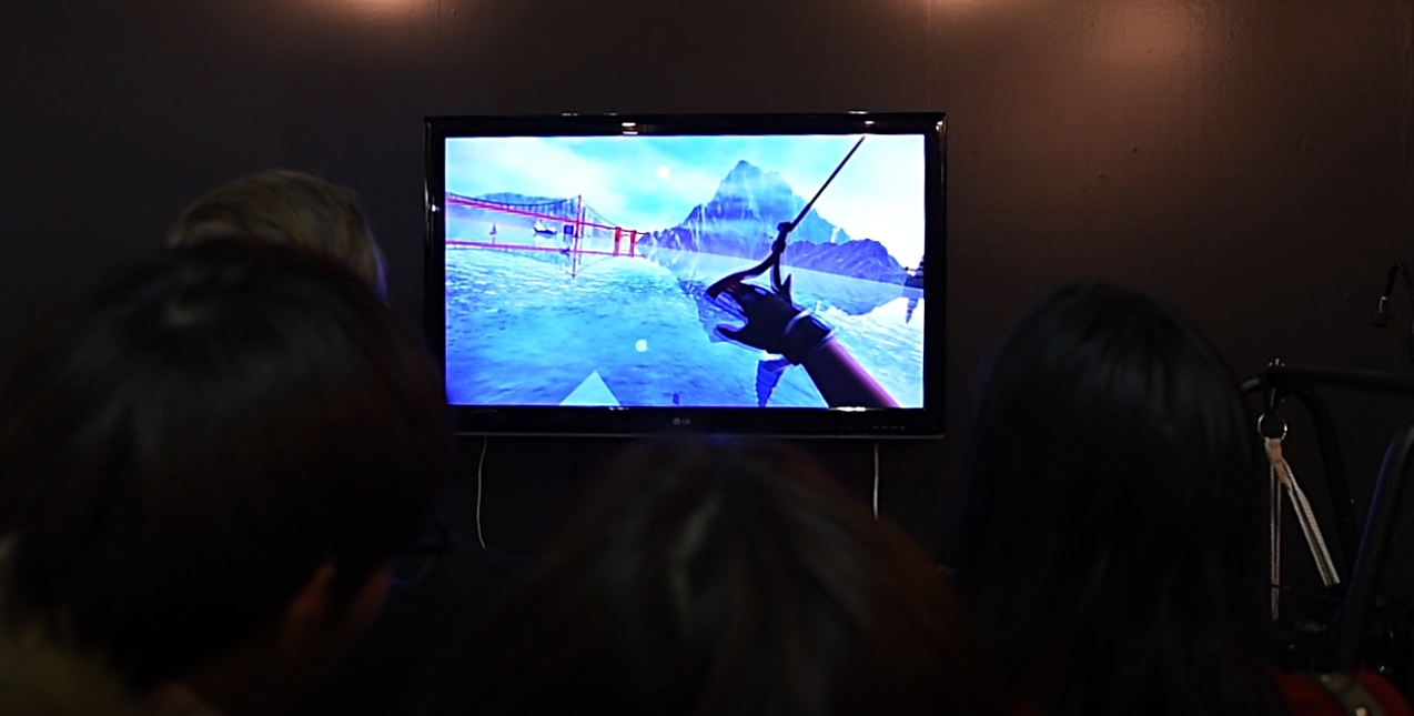 패러글라이딩 VR 시뮬레이터 — 패러글라이딩 영상이 나오는 화면과 체험자