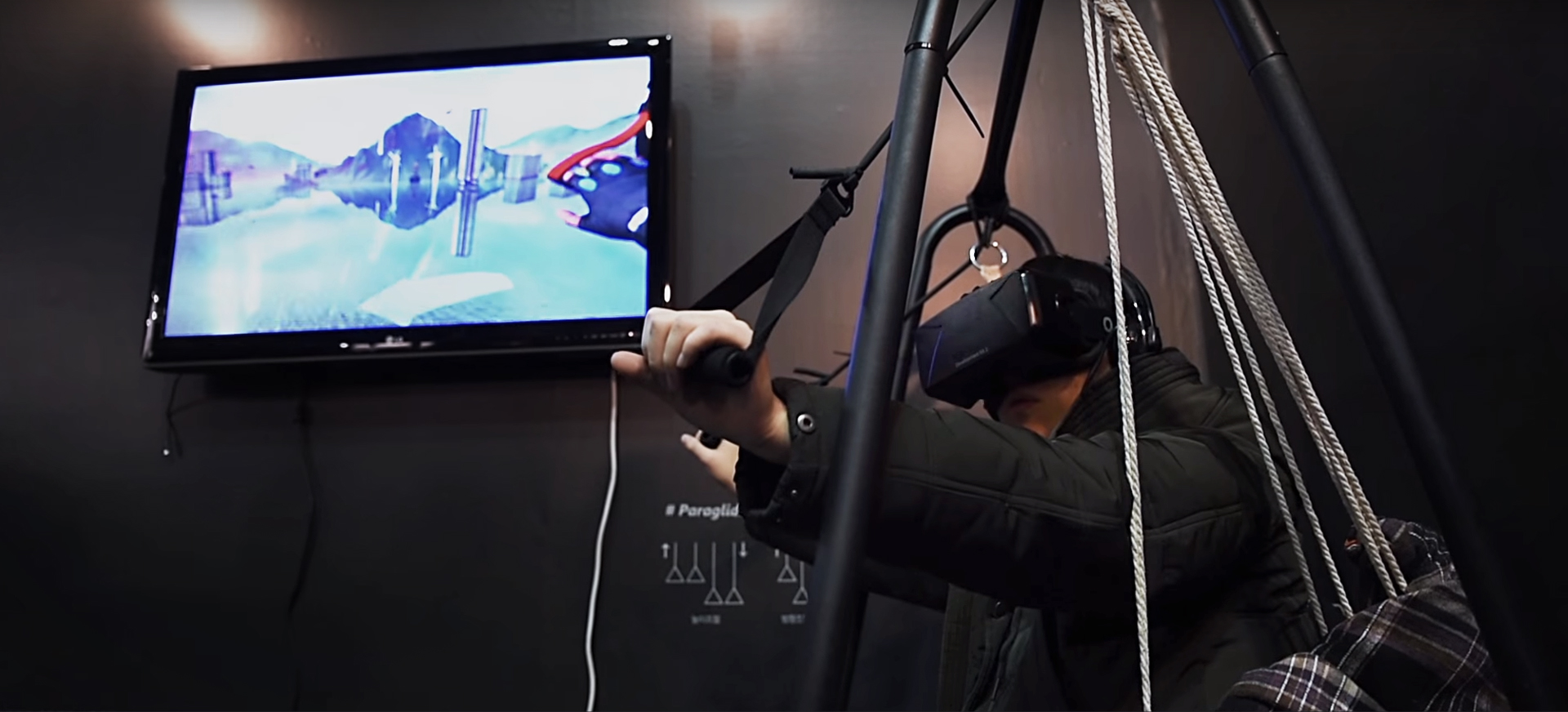 2015 서울디자인페스티벌 솔트케이크 부스 — 패러글라이딩 VR을 체험하는 관람객