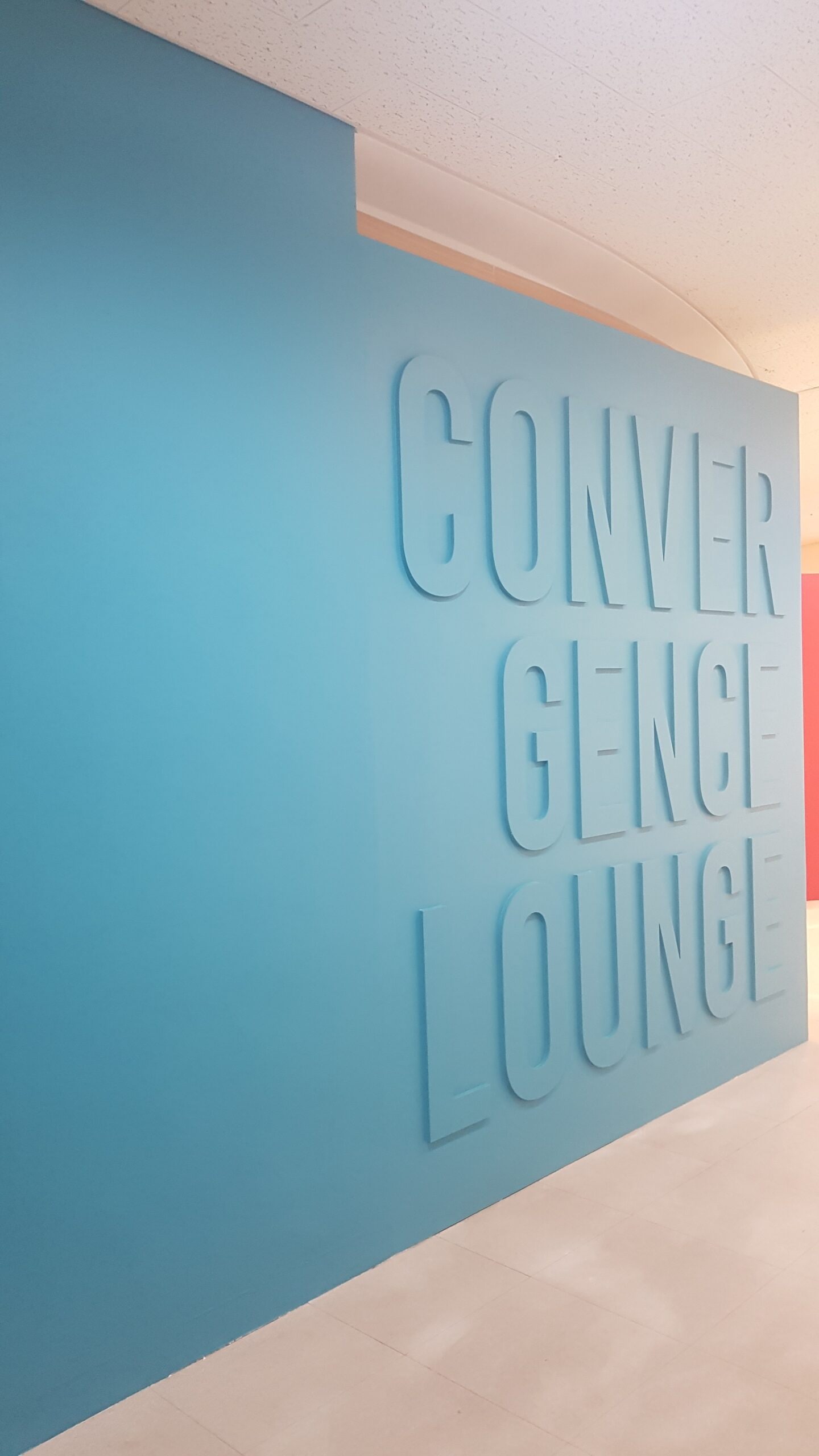 중앙대학교 스페이스 아이덴티티 — 벽면에 새겨진 Convergence Lounge 입체 사인