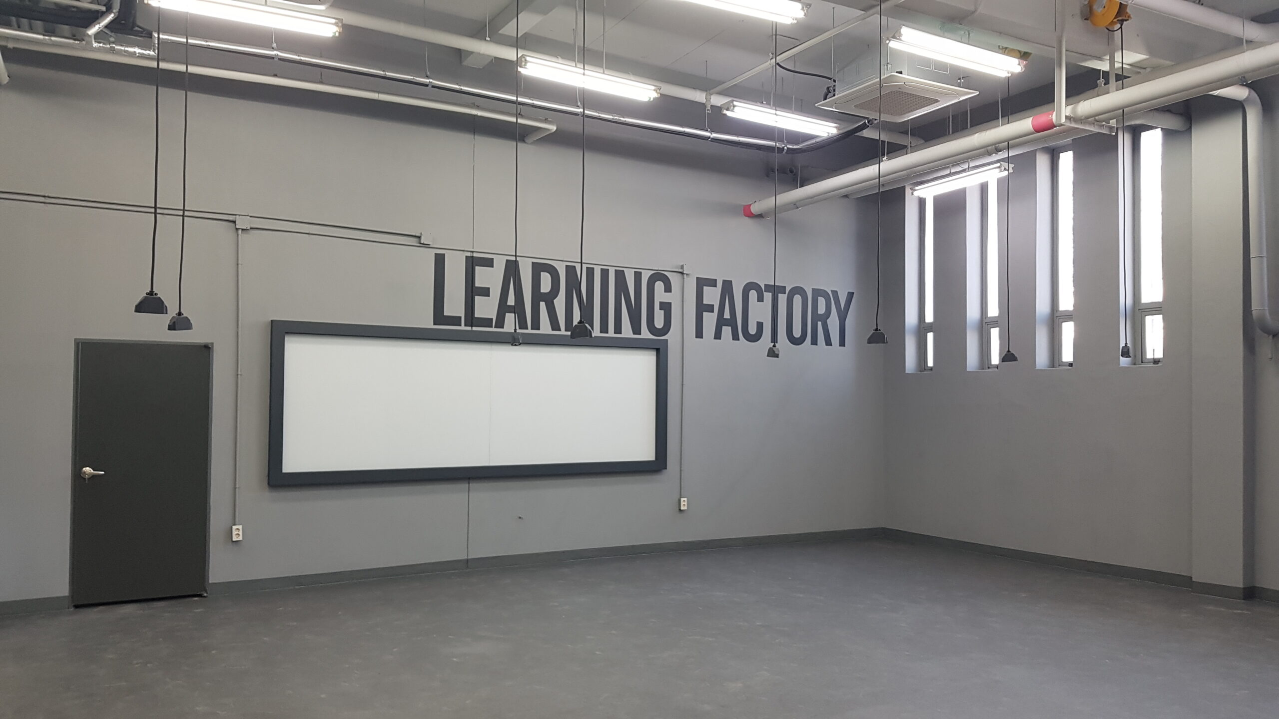 중앙대학교 스페이스 아이덴티티 — Learning Factory 사인이 있는 회색 벽