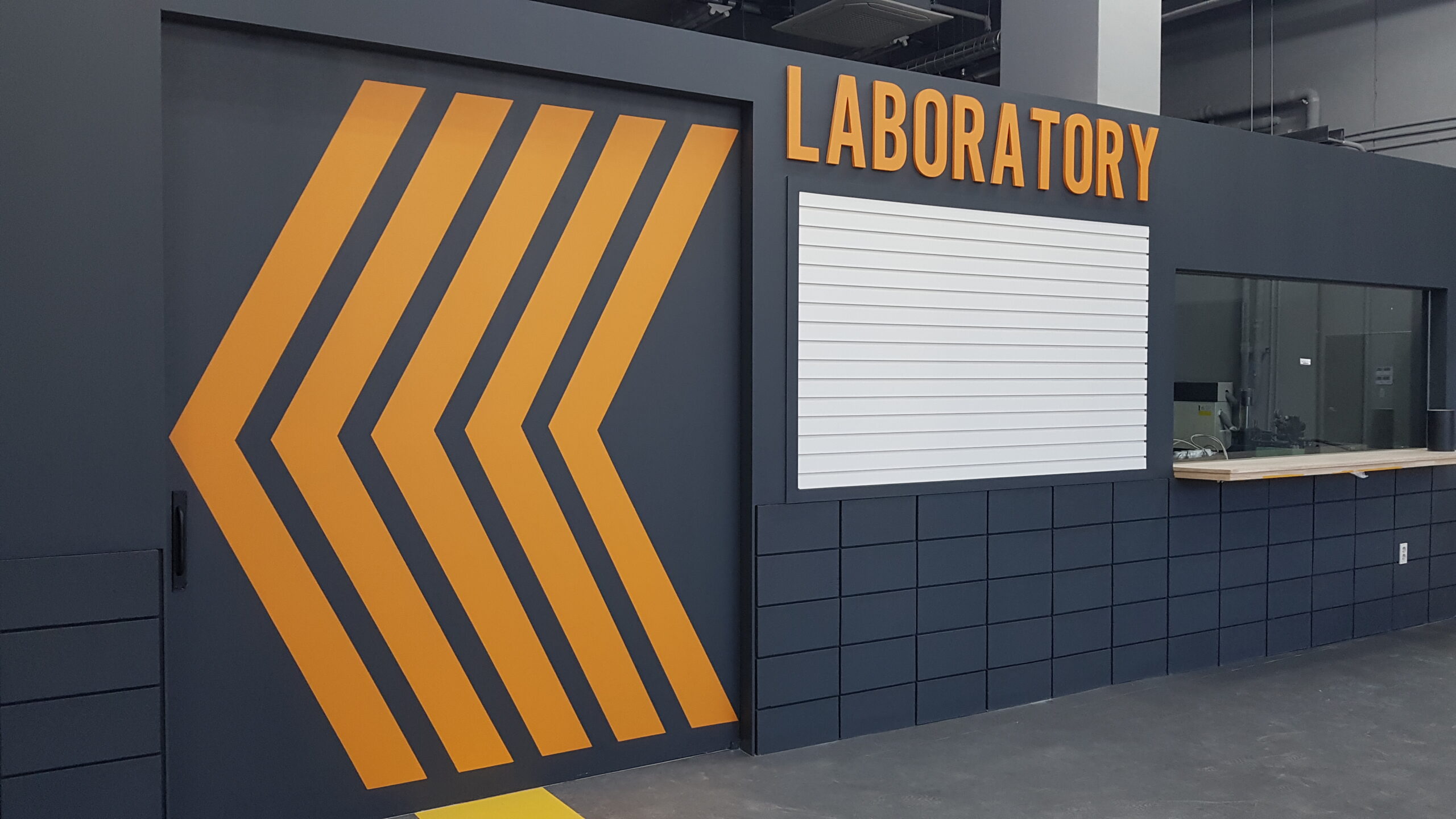 중앙대학교 스페이스 아이덴티티 — Laboratory 사인과 주황색 화살표 그래픽