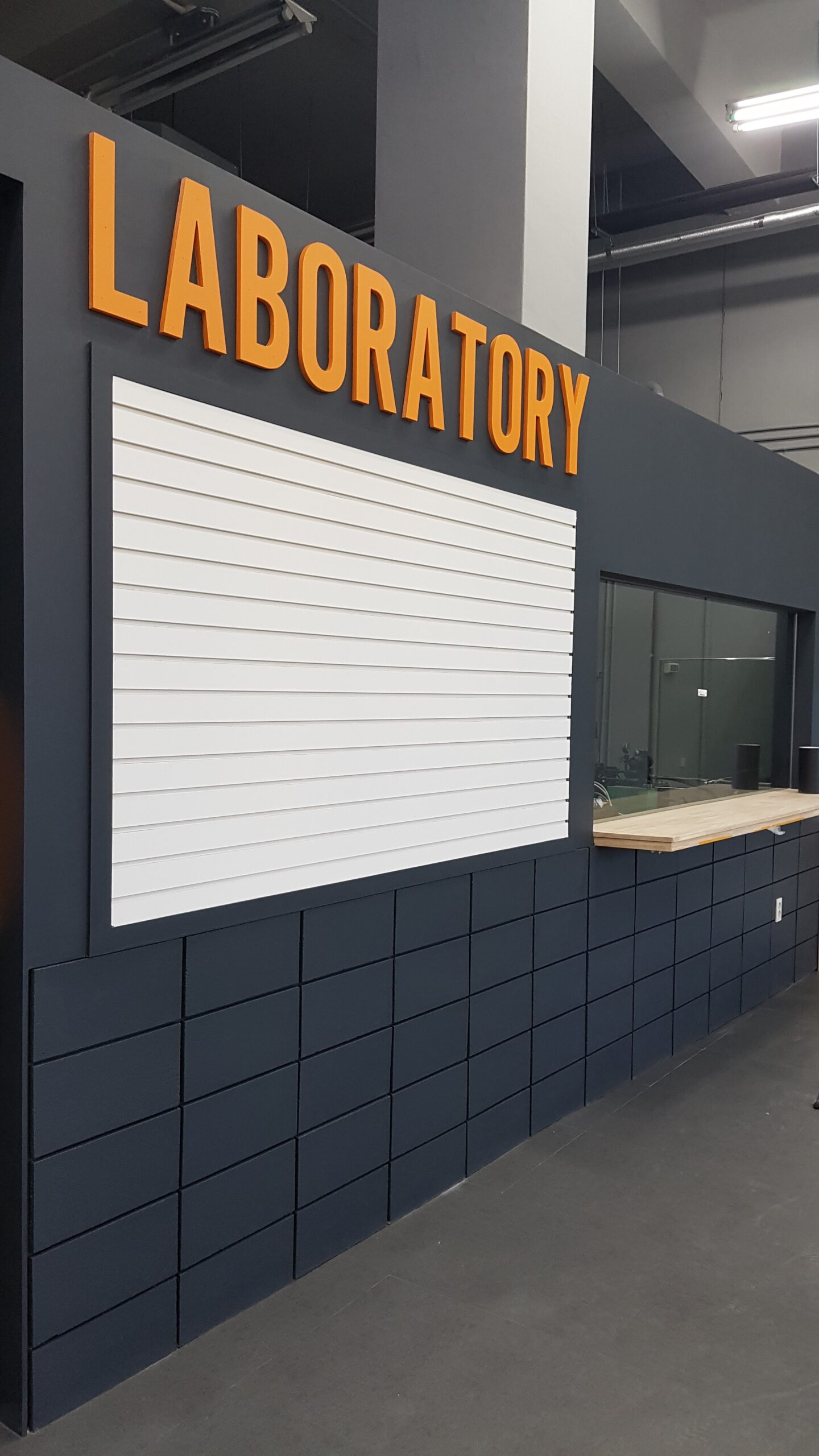 중앙대학교 스페이스 아이덴티티 — Laboratory 사인이 있는 출입구