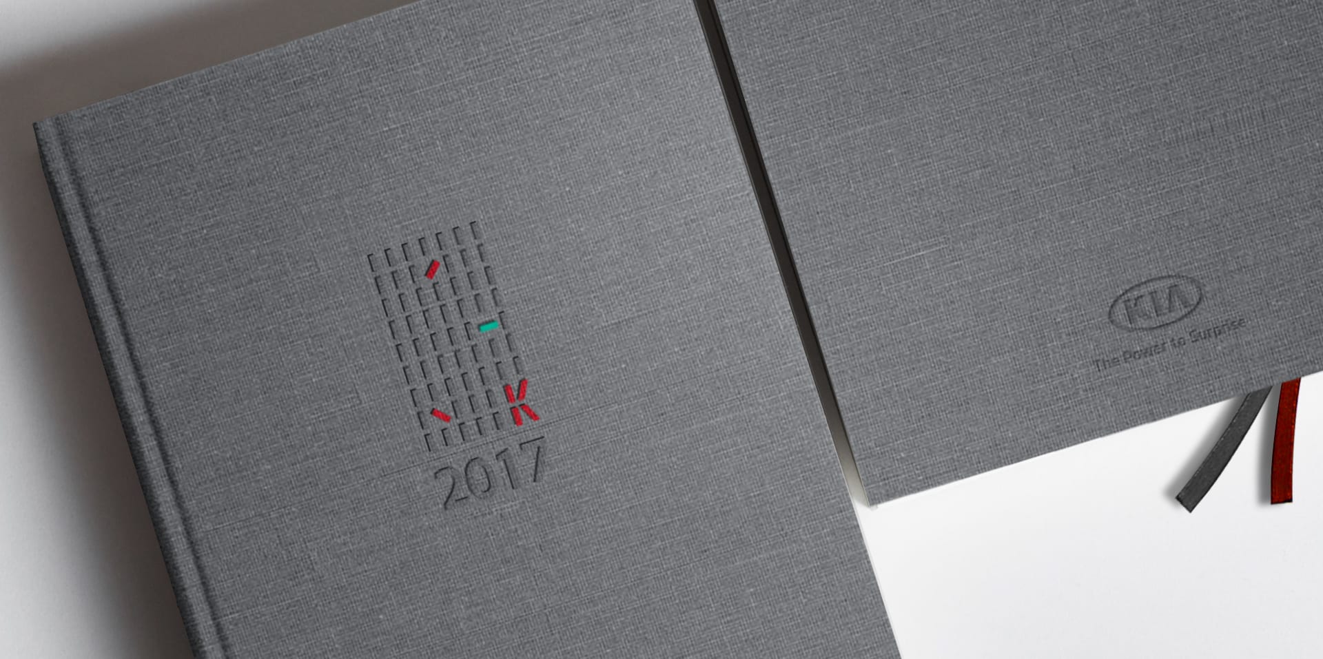 기아 2017 브랜드 키트 — 회색 다이어리 표지 클로즈업