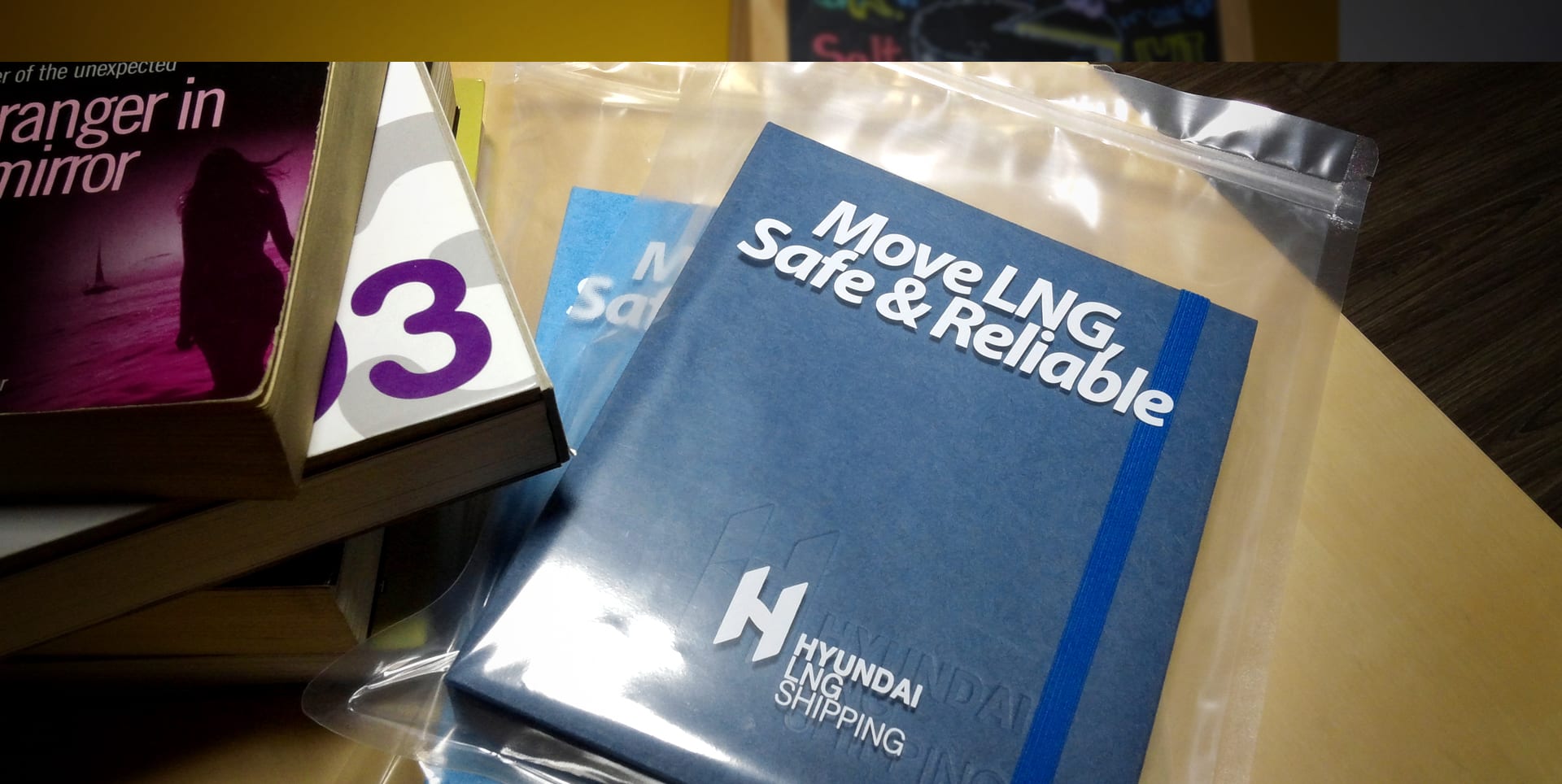 현대LNG해운 웹사이트·앱·브랜드 키트 — Move LNG Safe & Reliable 문구가 인쇄된 브로슈어