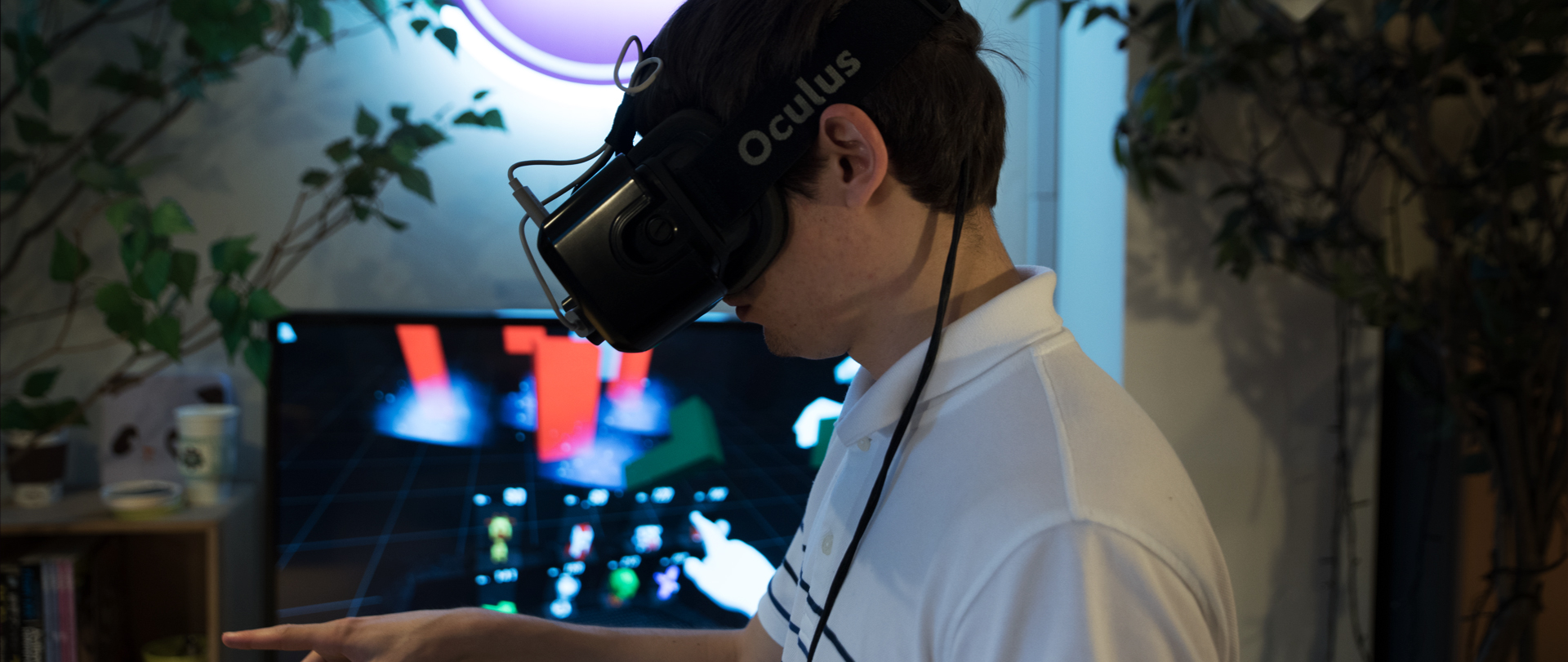 Opus VR 블록 게임 — VR 헤드셋을 쓰고 게임을 체험하는 사람