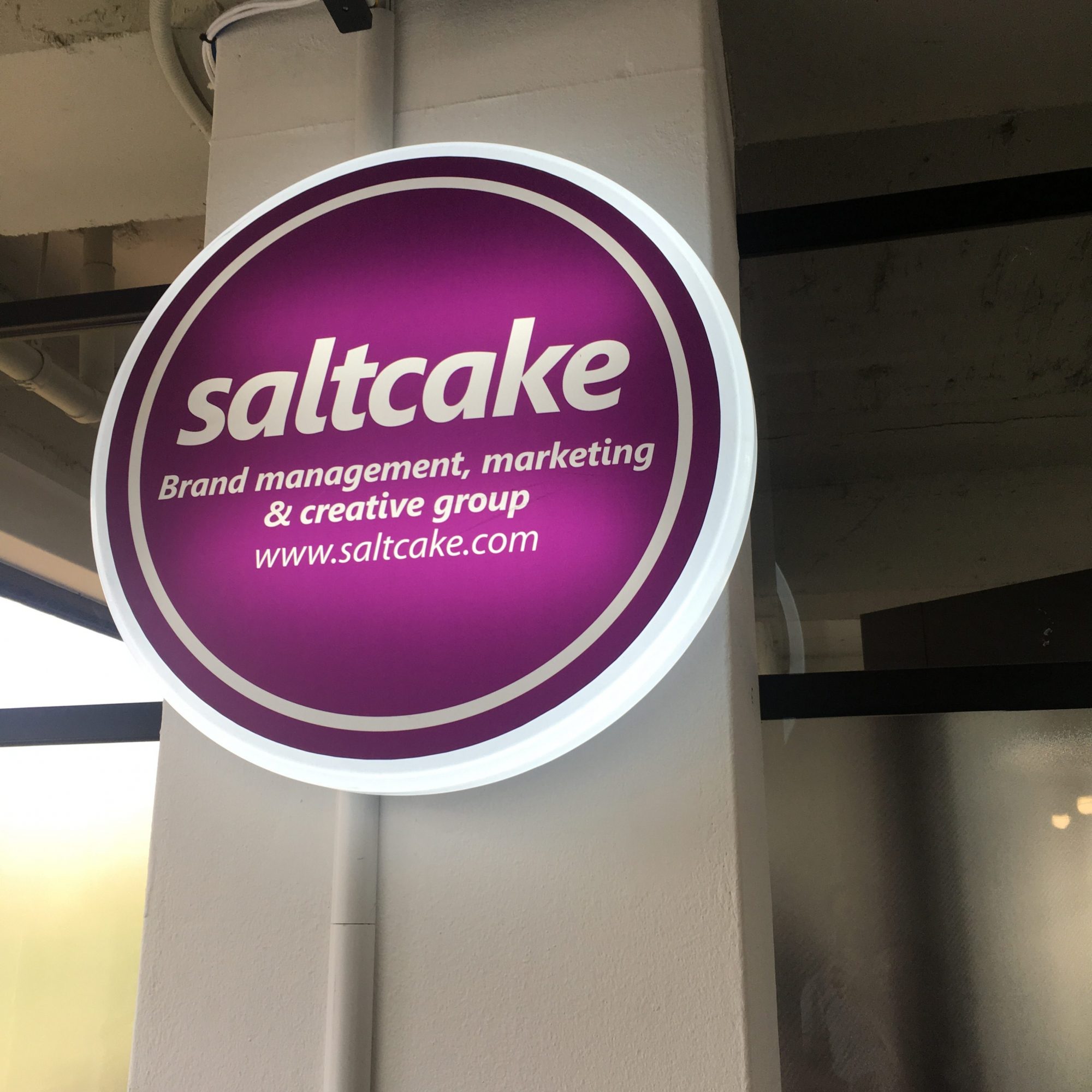 원형 간판에 들어간 saltcake 이전 로고