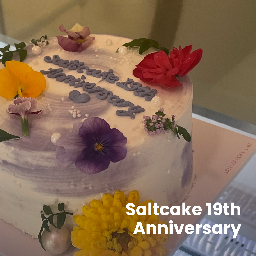 Saltcake 19th Anniversary 문구가 놓인 꽃 장식 케이크