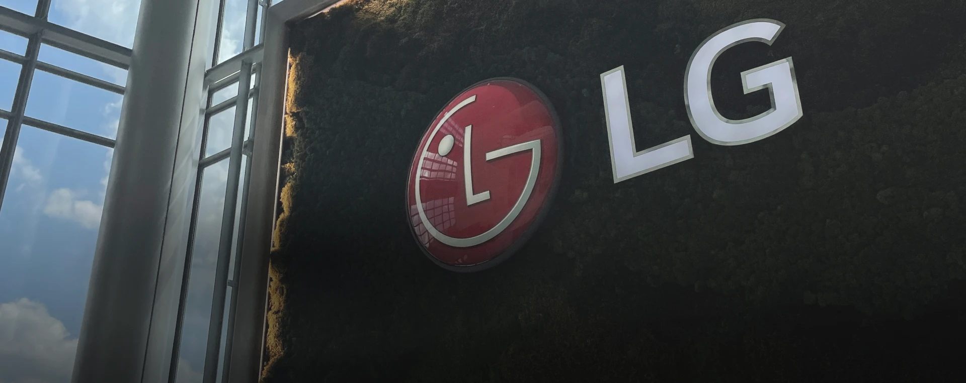 이끼 벽에 설치된 LG 로고 사인