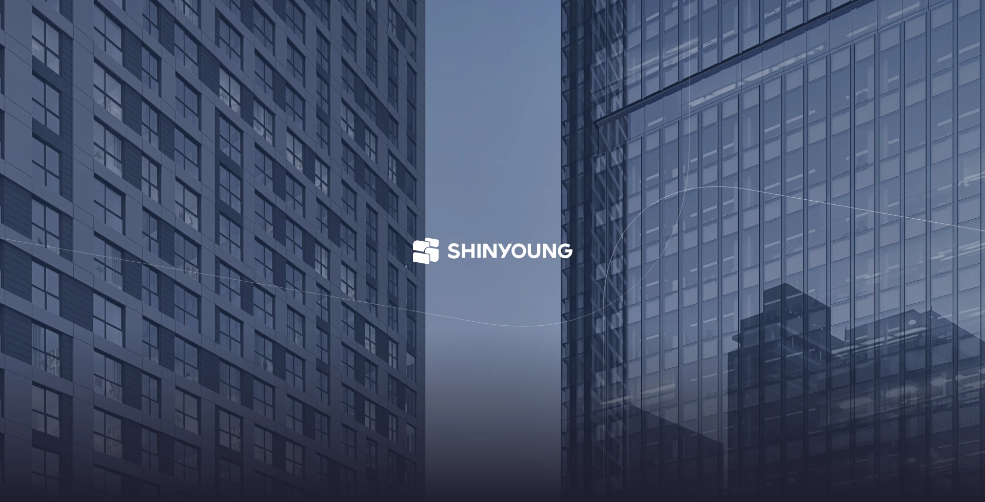 고층 건물 사이에 놓인 SHINYOUNG 로고